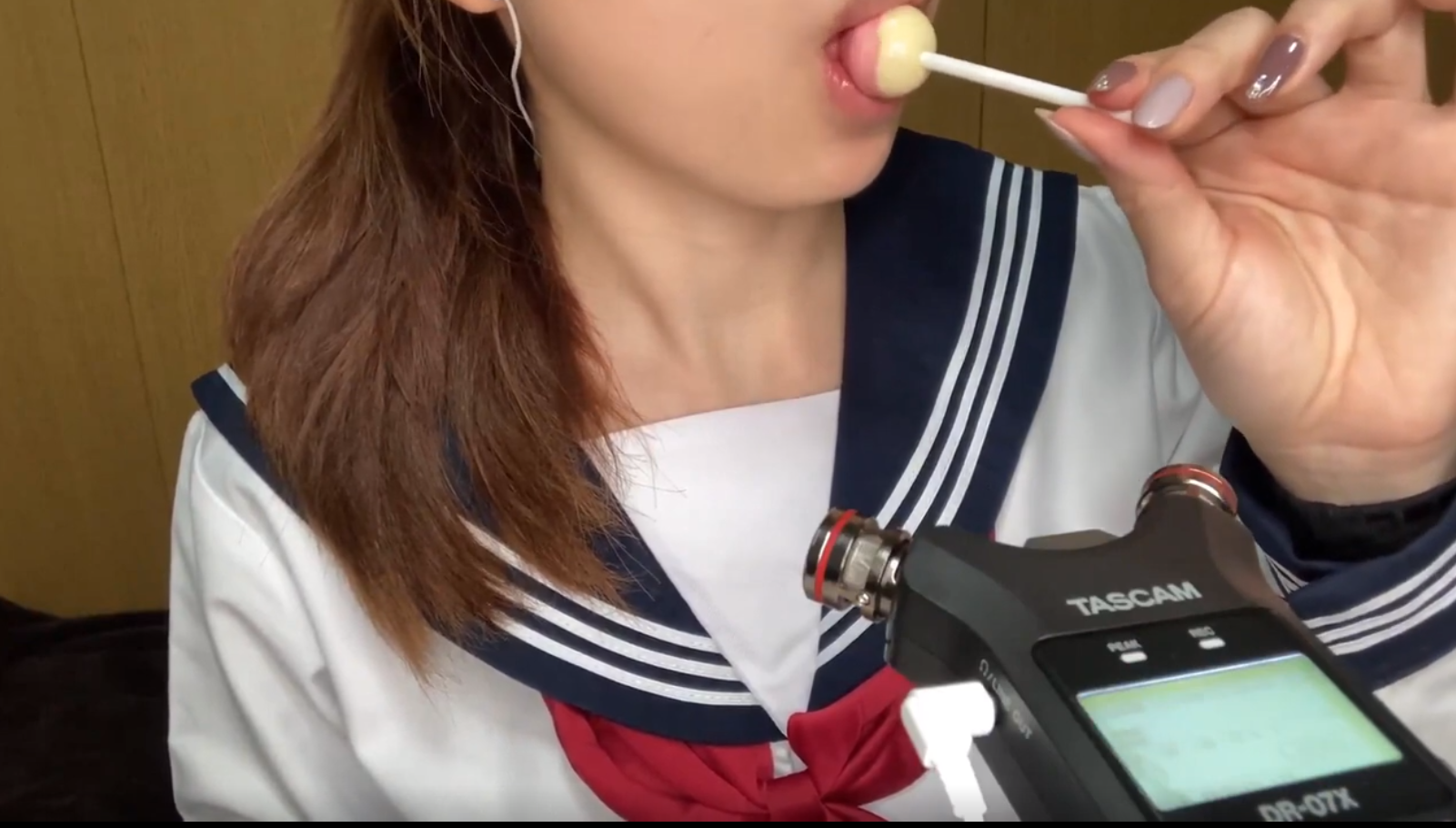 【ASMR】学生妹近距离舔舐棒棒チュッパチャップスを舐める音 Sound of licking Chupa Chups-boKE